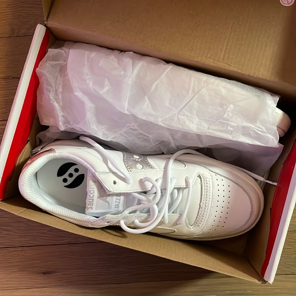 Saucony Shoes - NWT Saucony “Jazz Court” originals- women’s size 7.5, EUR 38.5.